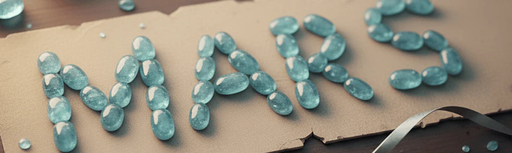 mars écrit avec la pierre de naissance de mars : aigue-marine