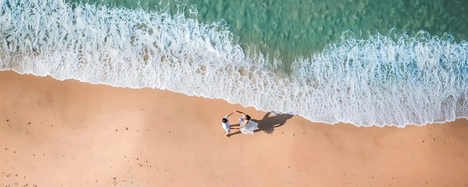 Deux clients Selene Celeste heureux dansent sur une plage