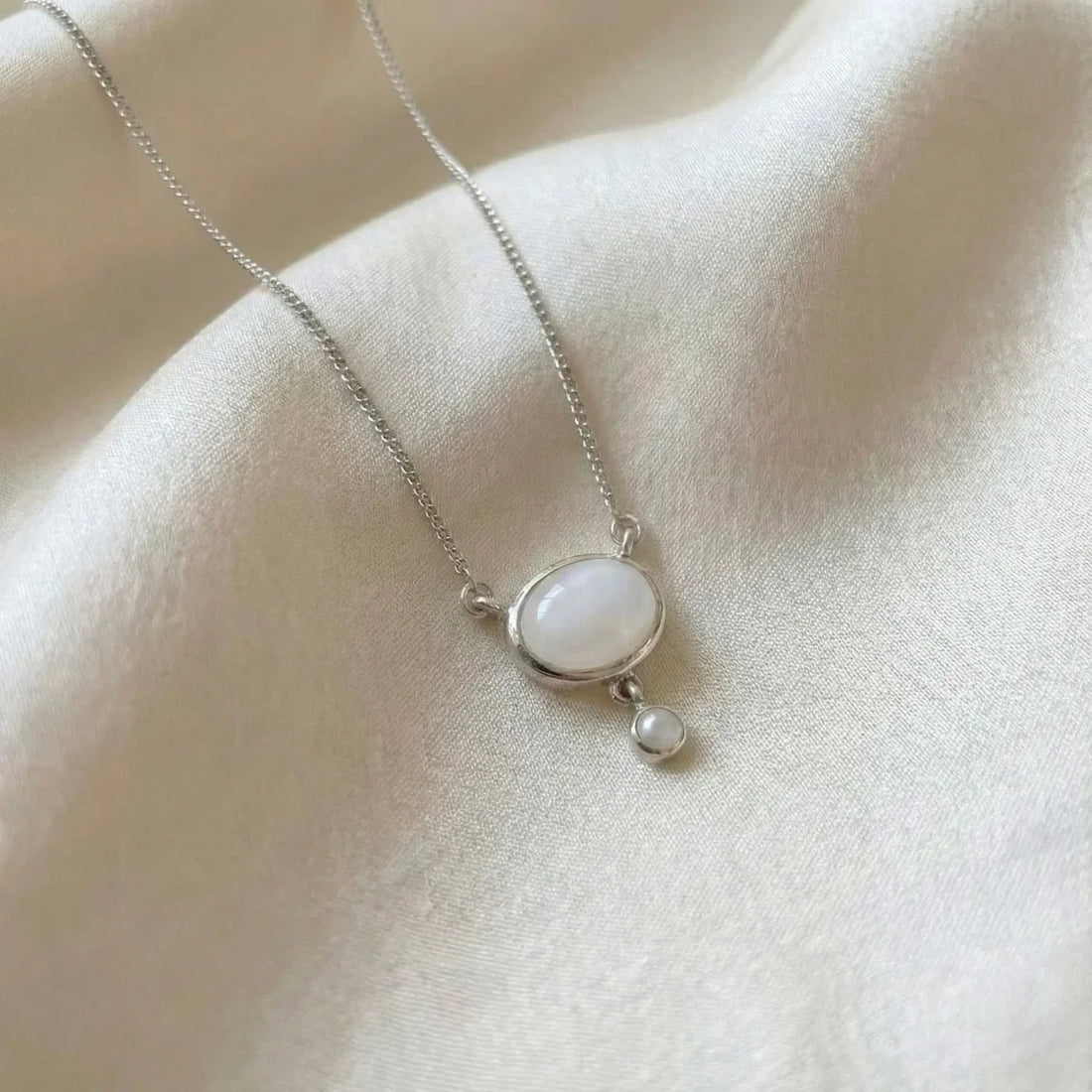 collier moonstone naturelle présenté sur du tissu clair