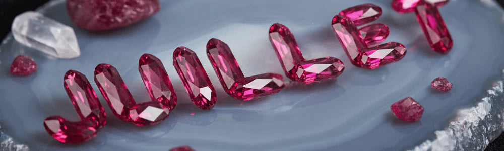 Juillet écrit avec la pierre de naissance de juillet : rubis