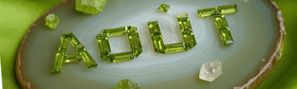 Août écrit avec des pierres de naissance d'août : péridot