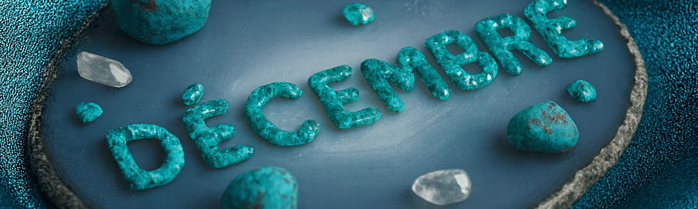 Décembre écrit avec des pierres de naissance : Turquoise - Pierre de Décembre