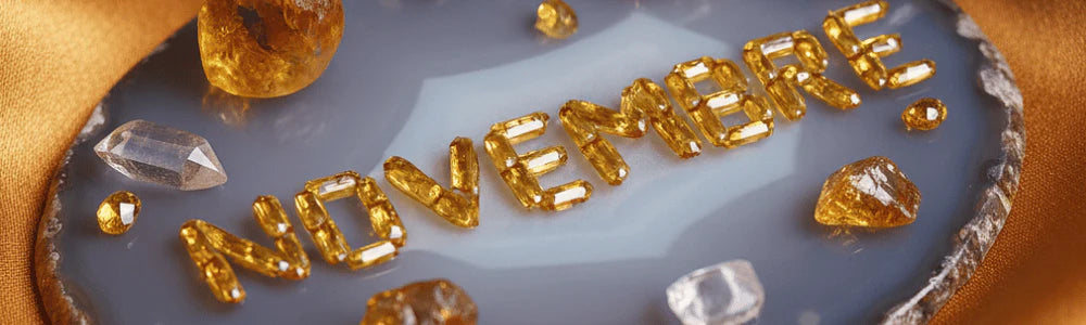 Novembre écrit avec des pierres de naissance de novembre : des citrines