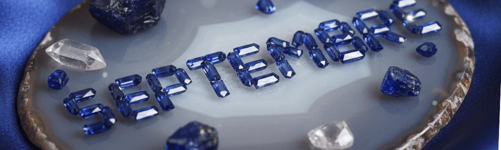 septembre écrit avec des pierres de naissance de septembre : saphirs