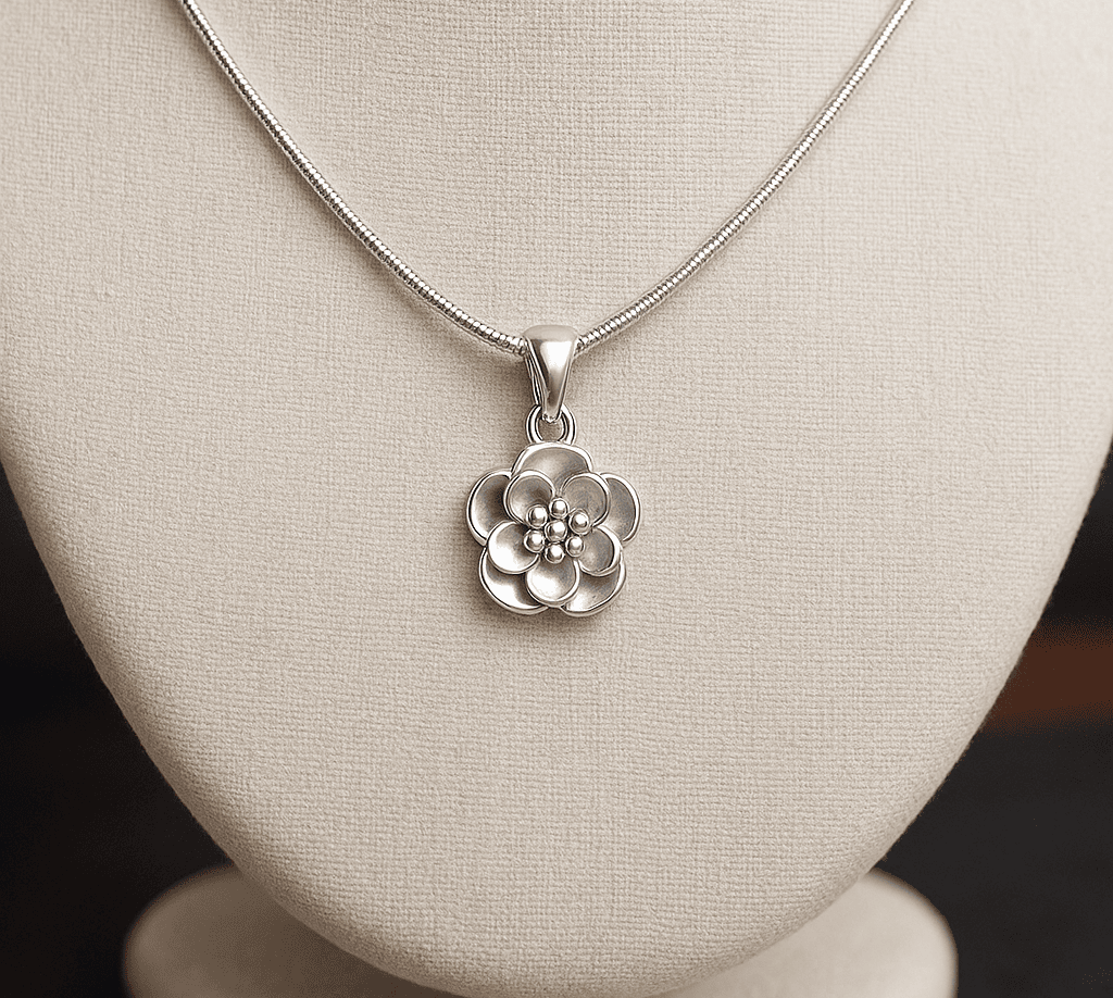 Collier argent femme : éclat subtil à porter près du coeur