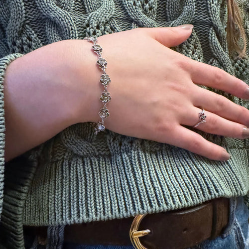 Bracelet Caresse du Lotus porté au poignet, bijou argent motif lotus