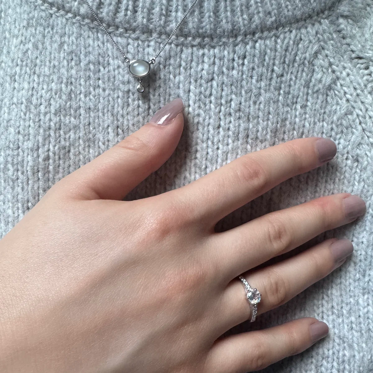 Solitaire en argent et Pierre de Lune, bijou favorisant l'équilibre émotionnel et la douceur.