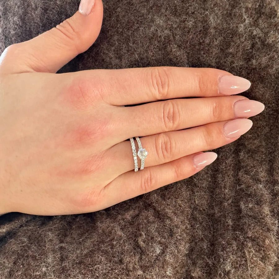 Idée de Stacking : L'alliance Linéa Stella portée en accumulation avec une bague solitaire pierre de lune.