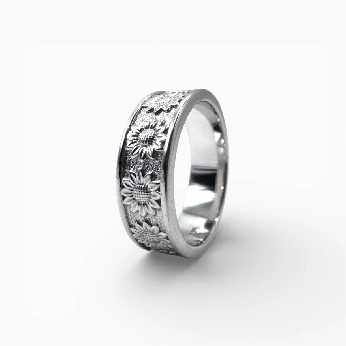 Bague anneau argent large Halo Solaire, gravure motif tournesols en relief sur fond satiné.