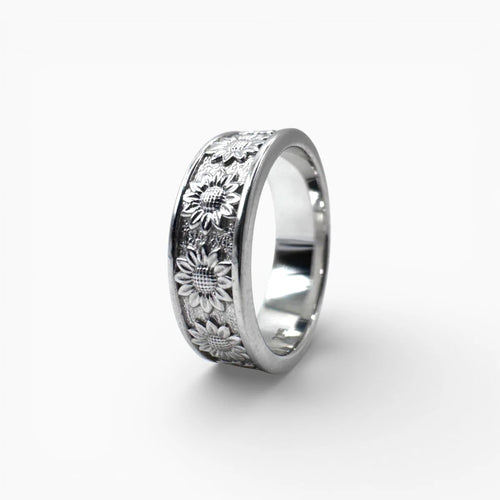 Bague anneau argent large Halo Solaire, gravure motif tournesols en relief sur fond satiné.