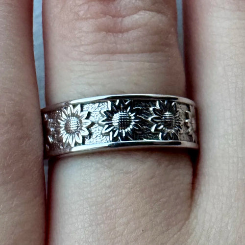 Bague tournesol argent 925 femme, détail de la frise florale continue et finition rhodiée.