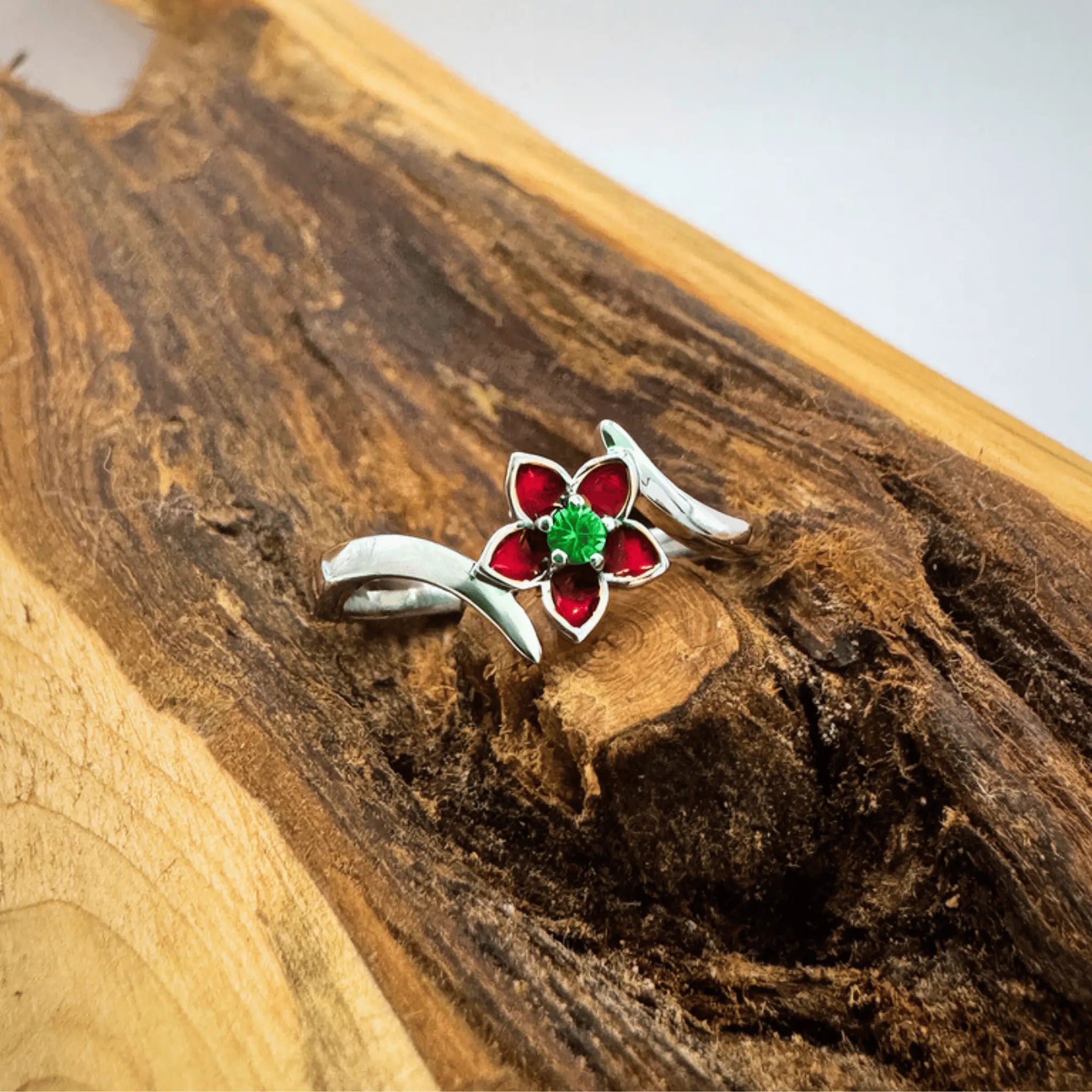 bague argent fleur rouge tourmaline verte sur bois