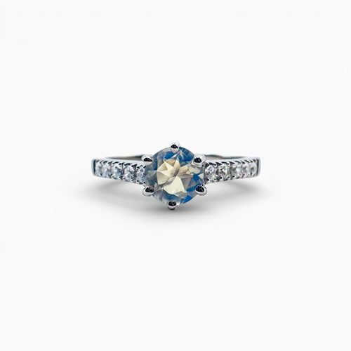 Bague Solitaire Pierre de Lune – Lueur Séléné, vue principale sur fond blanc