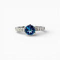 Bague Solitaire Topaze Bleue – Lueur Azur, vue principale sur fond blanc