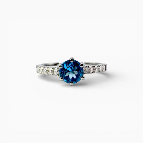 Bague Solitaire Topaze Bleue – Lueur Azur, vue principale sur fond blanc