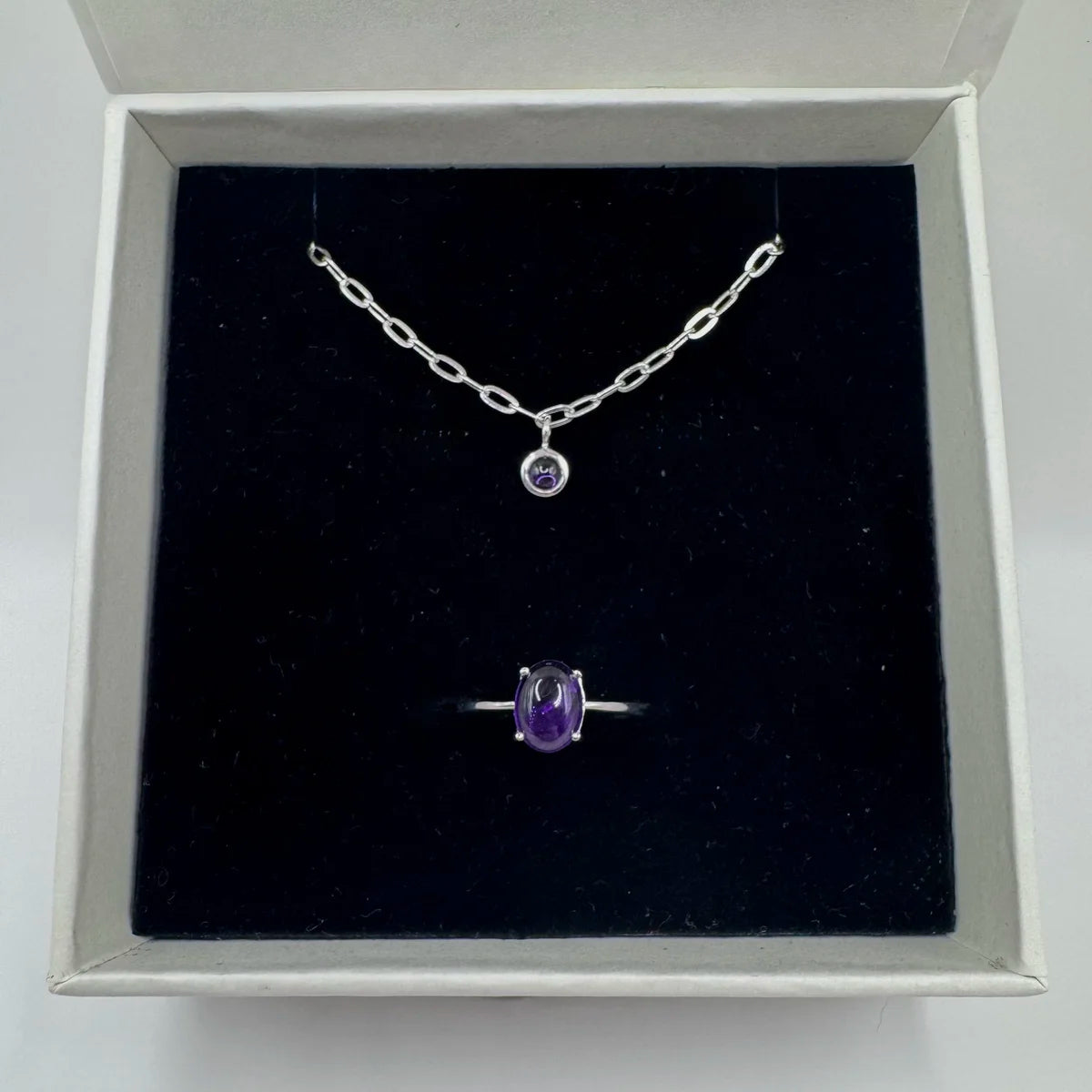 Bague Aura Violette posée sur son écrin avec un bracelet améthyste bijou lithothérapie améthyste.