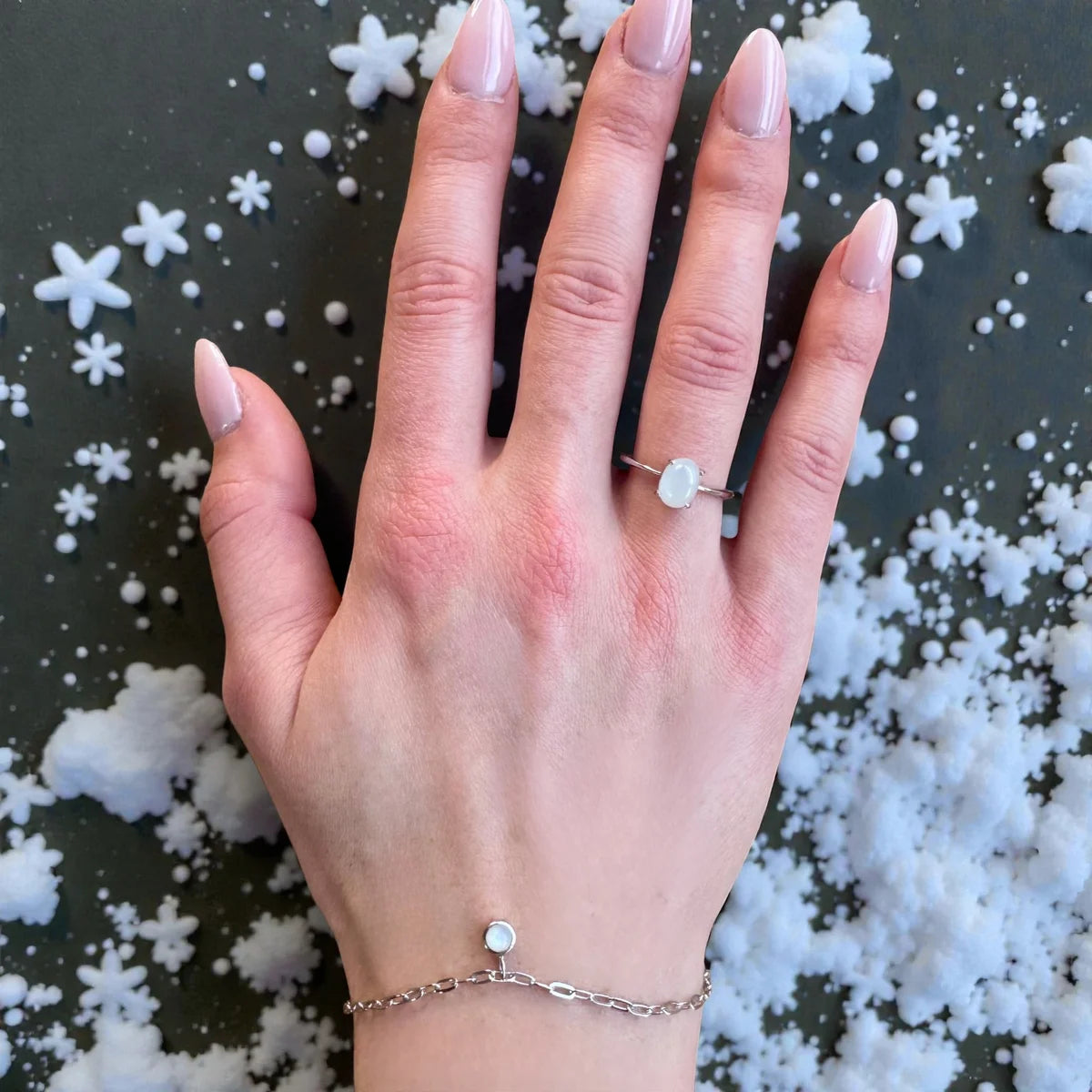 la bague et le bracelet portés. La magie de la pierre de lune sur la main.