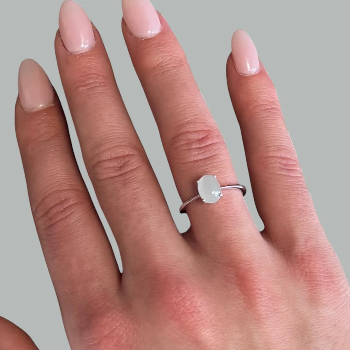 la bague cabochon en pierre de lune, bijoux de magie et d'intuition.
