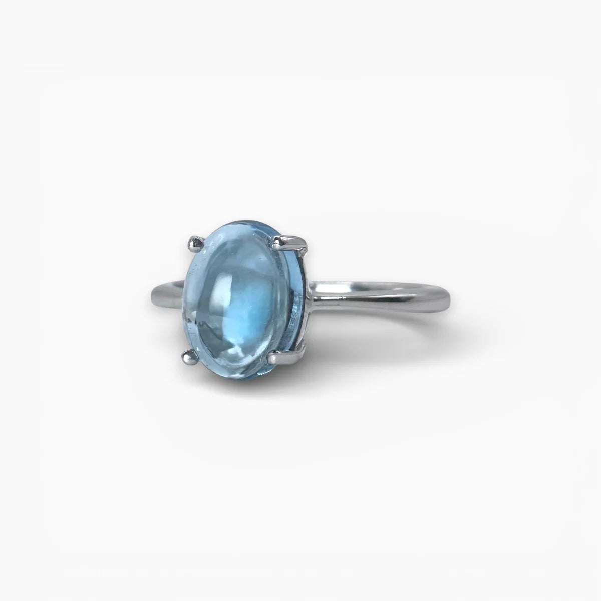 Bague topaze bleue cabochon Aura Céleste en argent rhodié, bijou lithothérapie clarté et sérénité.