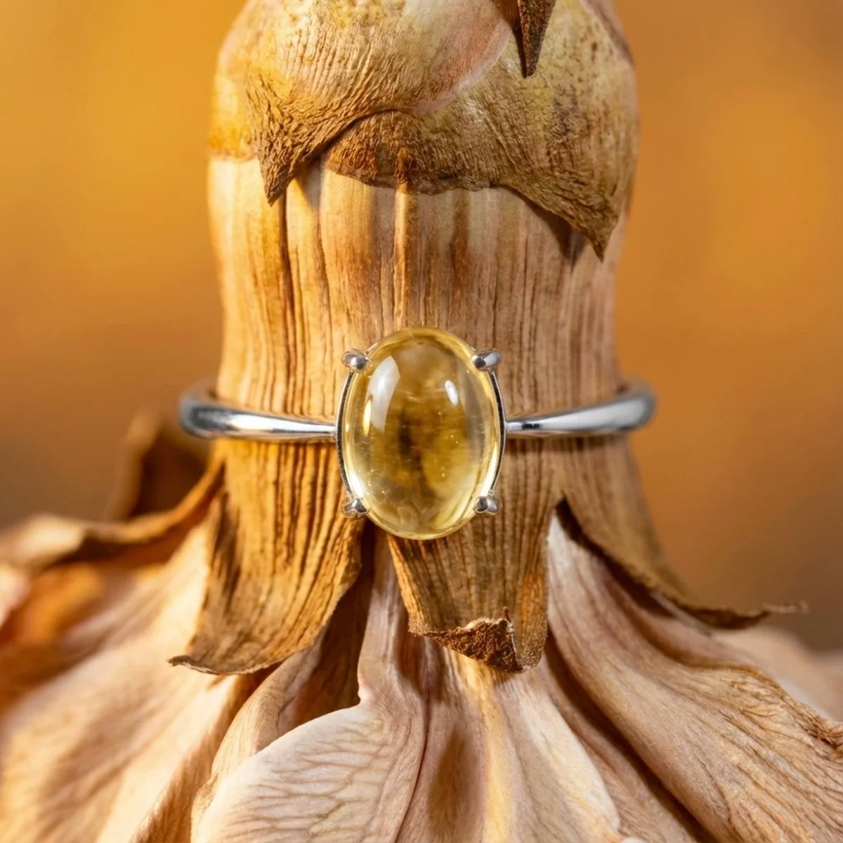 Détail de la citrine cabochon de la bague Aura, pierre transparente aux reflets jaunes naturels.
