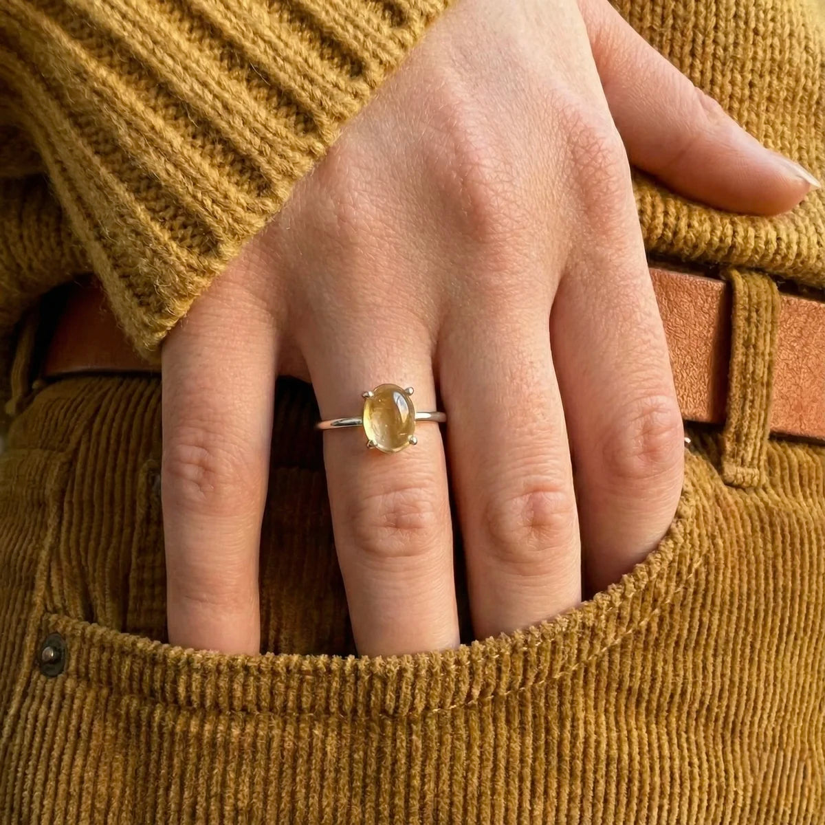 Bague citrine argent portée à l'annulaire, bijou femme rayonnant et élégant.