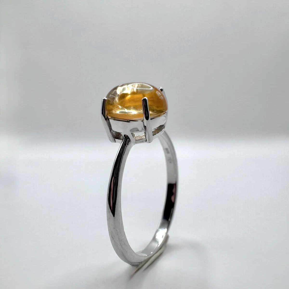 Bague en citrine véritable sertie griffe sur argent massif, éclat miel et solaire.