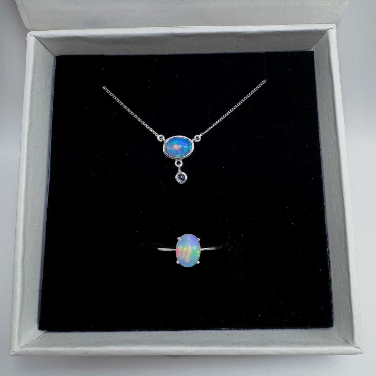 Bague Aura Irisée dans son écrin, idée cadeau bague opale femme