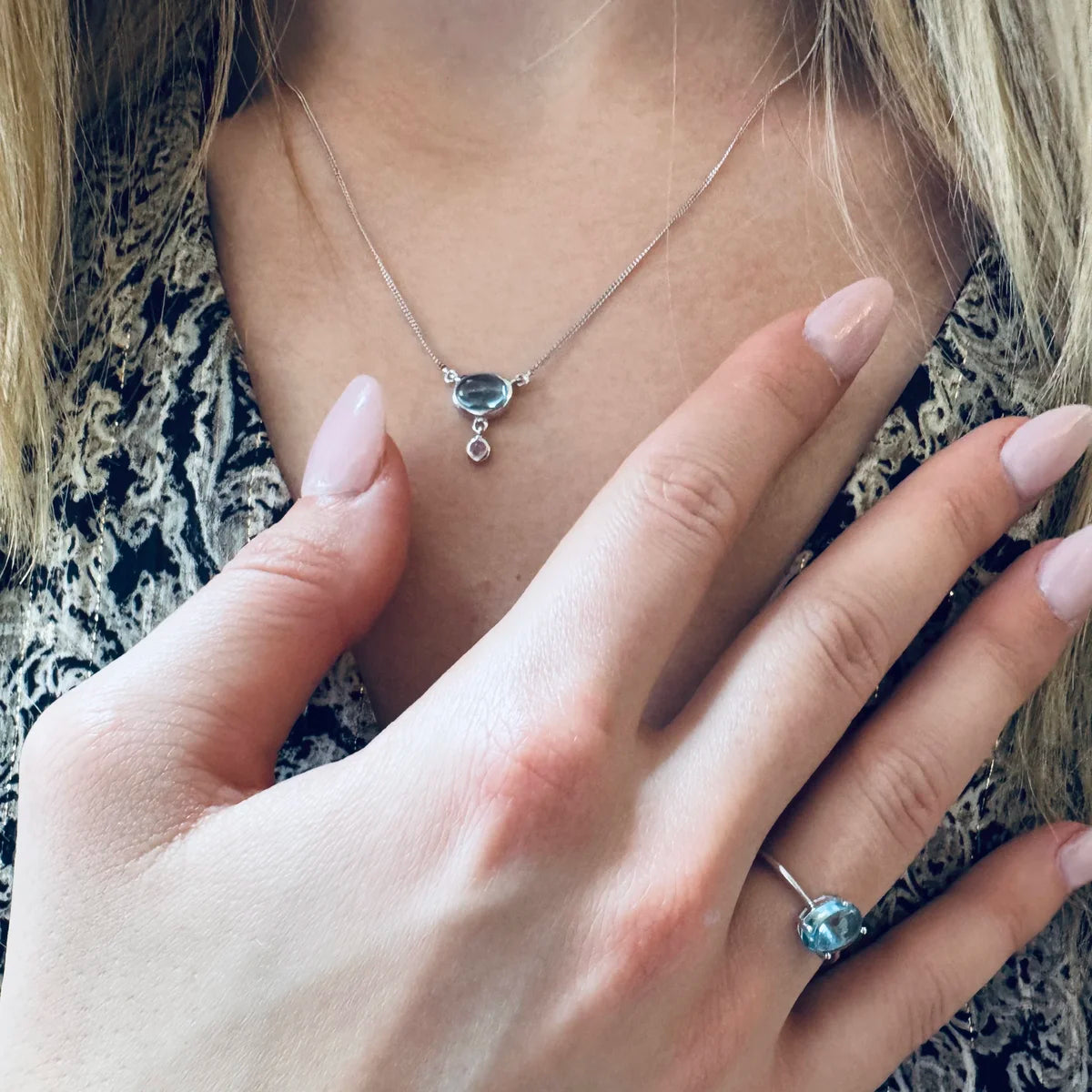 Ensemble collier et bague topaze bleue portés, bijoux pierres naturelles pour femme Séléne Céleste.
