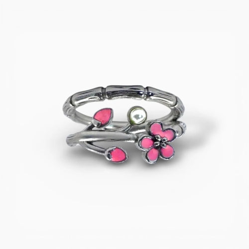 Bague Hanami portée à la main, bijou fleur de cerisier argent 925 et émail rose