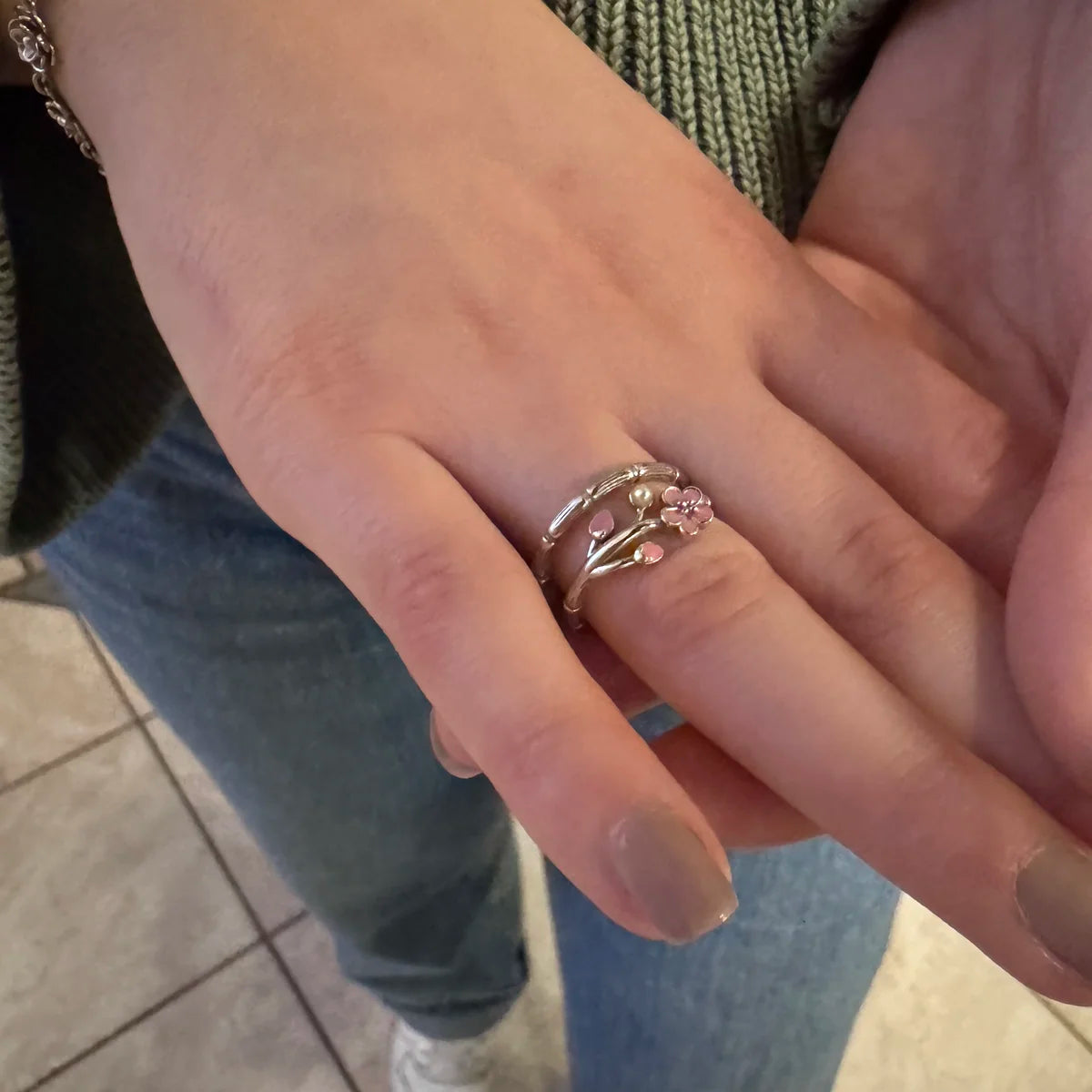 Bague femme Hanami inspirée des cerisiers du Japon, portée à l'annulaire.