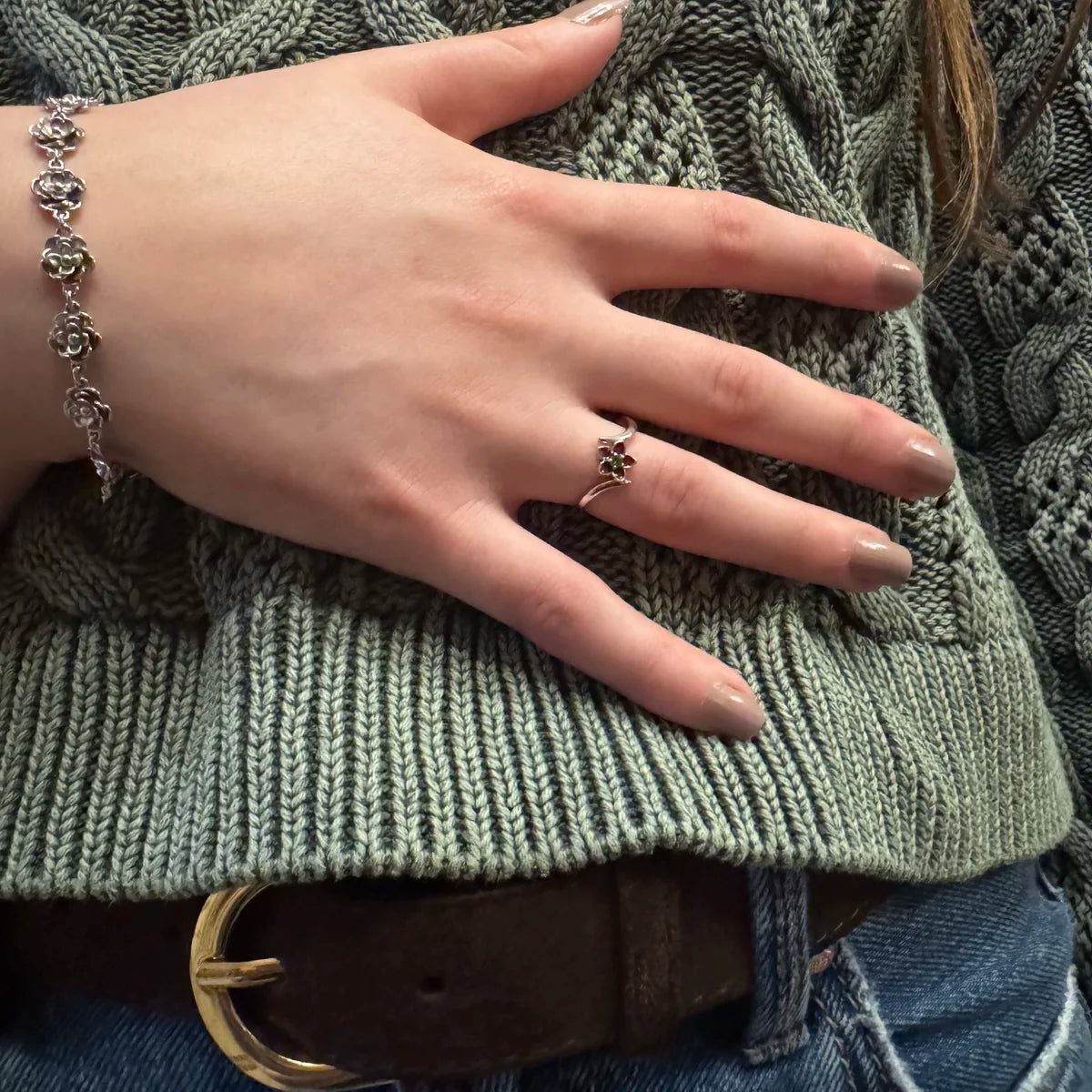 Bague femme motif fleur rouge portée à la main, anneau en argent 925.