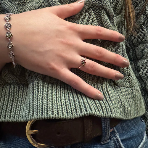 Bague femme motif fleur rouge portée à la main, anneau en argent 925.