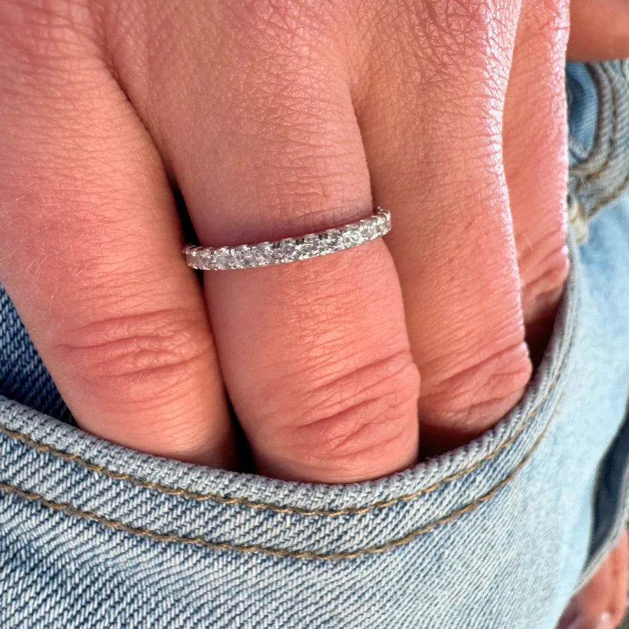 Bague fine Linéa Stella portée seule à l'annulaire. Style décontracté chic avec une tenue en jean.