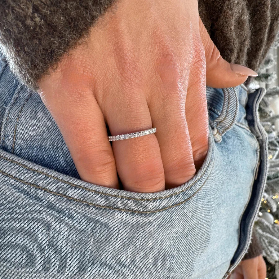 Bague fine Linéa Stella portée seule à l'annulaire. Style décontracté chic avec une tenue en jean.