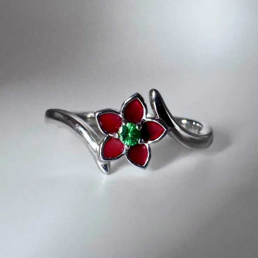 Monture végétale en argent de la bague Éclat Floral, sertie d'une pierre verte.