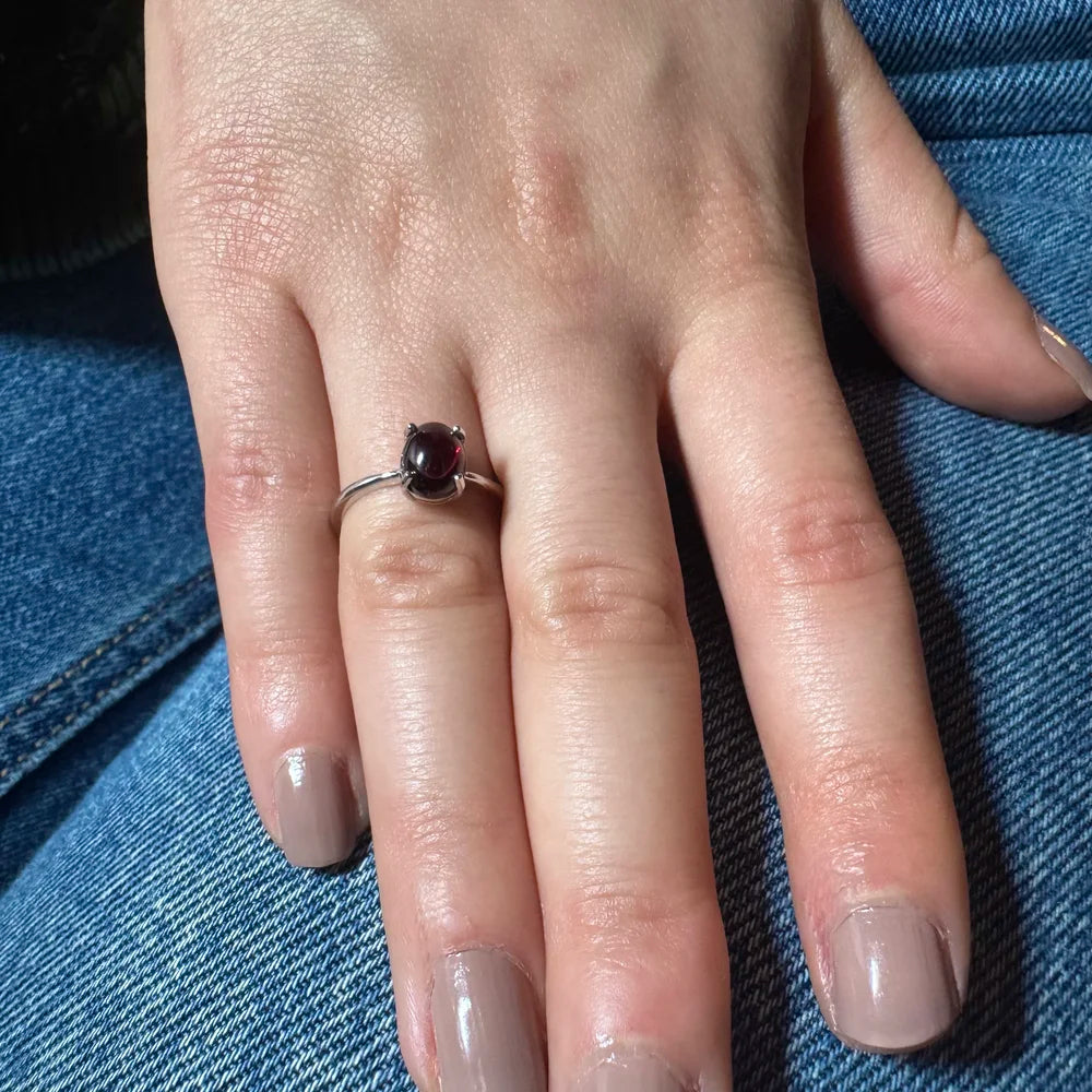 Bague grenat argent portée à l'annulaire, bague pierre naturelle passion et énergie.