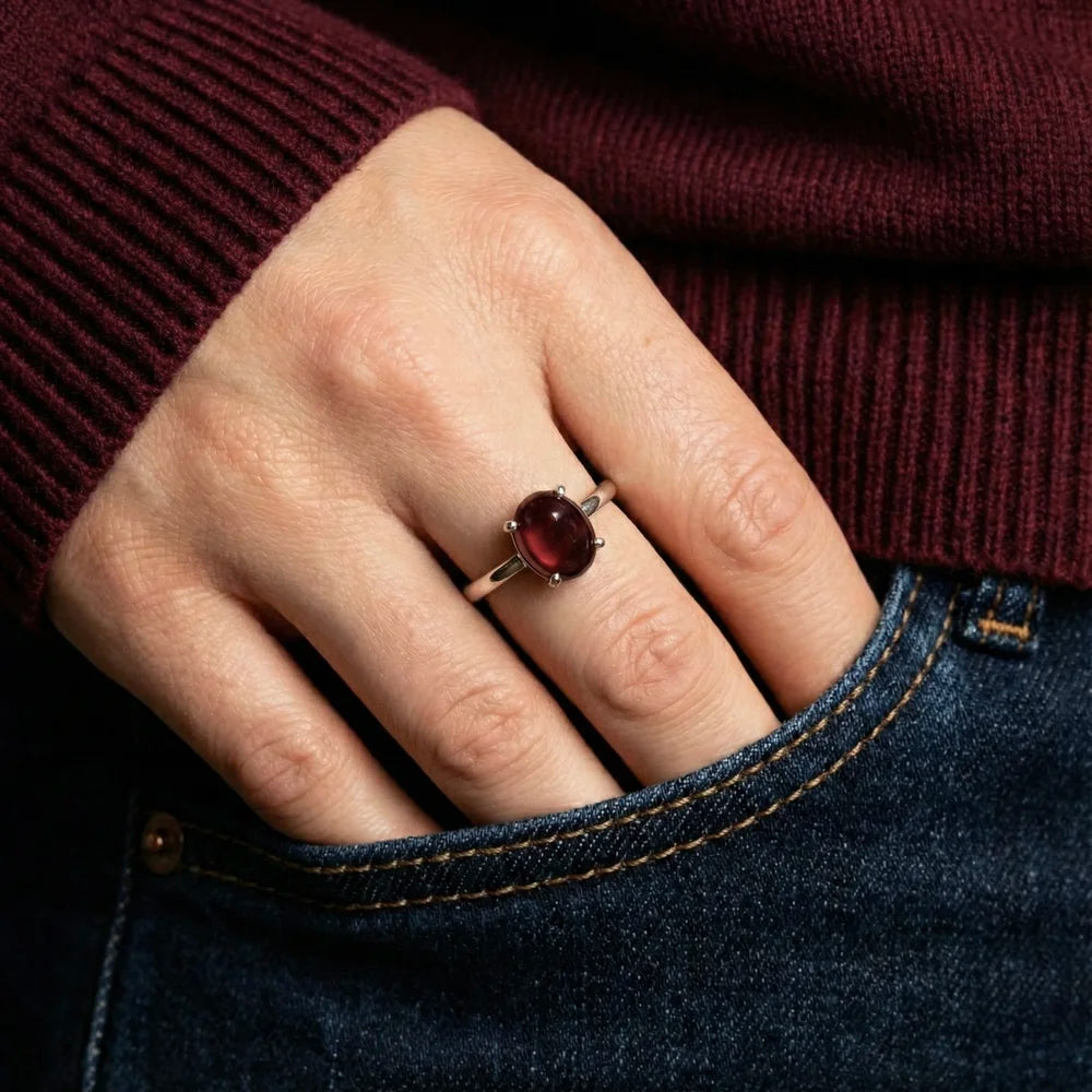 Bague grenat argent portée au majeur, bijou femme passion et énergie.