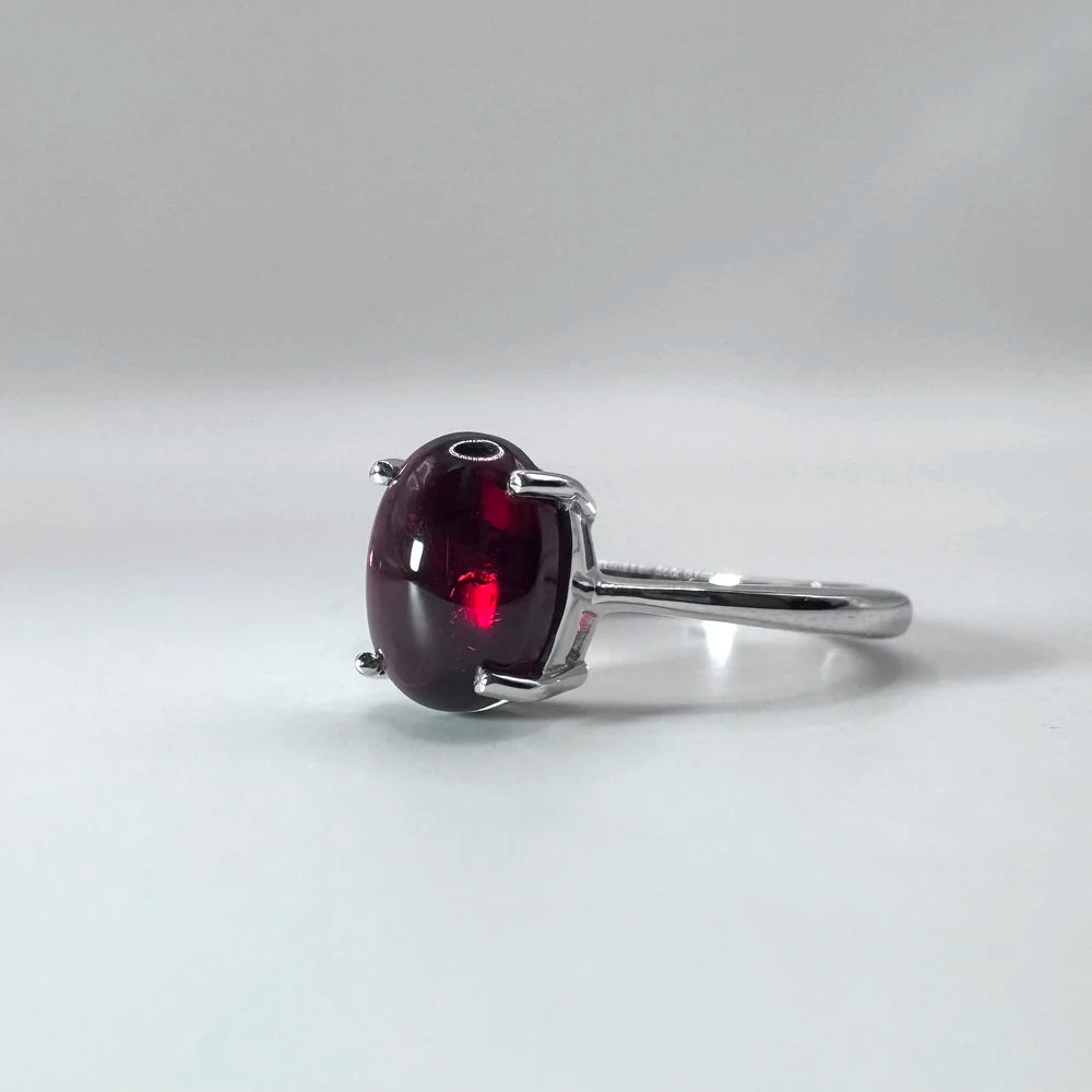 Bague en grenat véritable sertie griffe sur argent massif, couleur rouge profond.