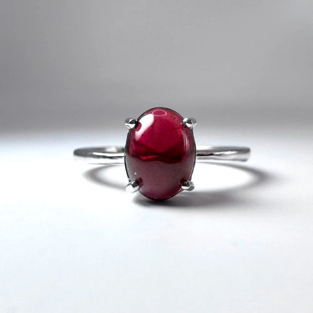 Bague grenat naturelle Aura Pourpre, taille cabochon rouge intense sur monture argent 925.