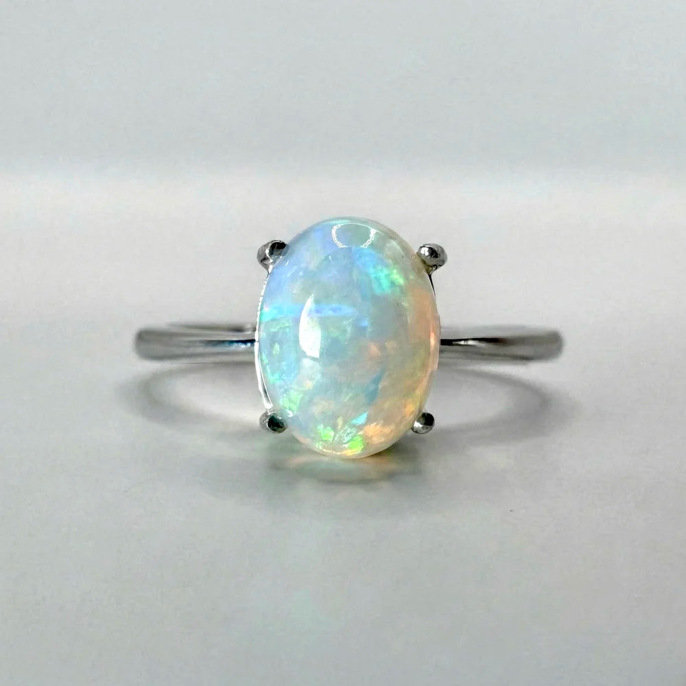 Bague opale naturelle Aura Irisée, taille cabochon aux reflets arc-en-ciel sur argent 925.