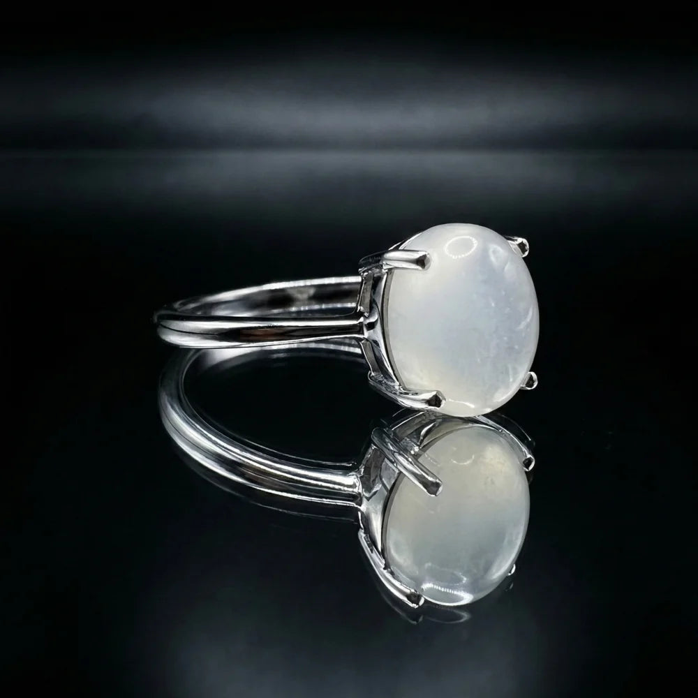Bague en pierre de lune véritable sertie griffe sur un anneau en argent rhodié brillant.