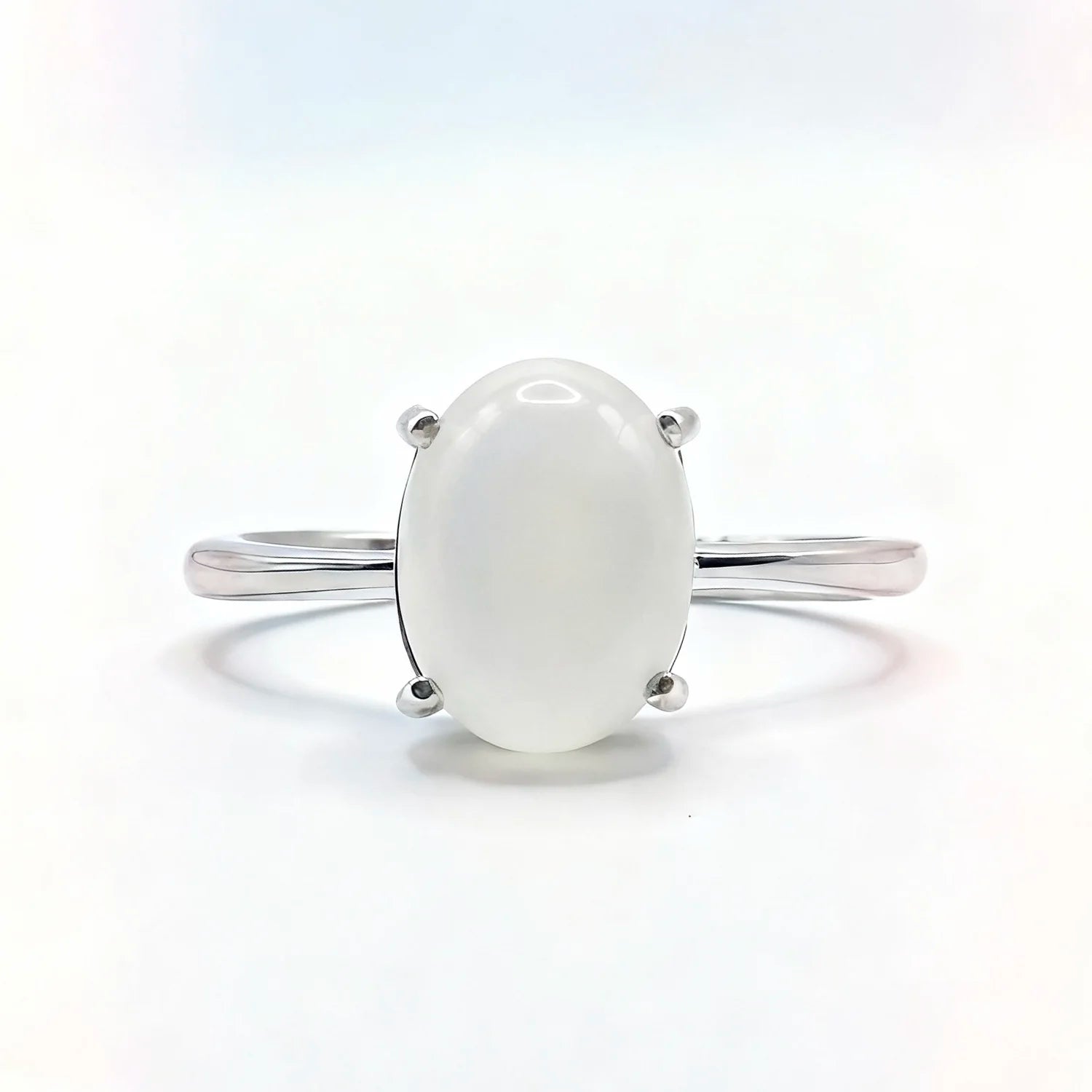 Bague pierre de lune naturelle Aura Lunaire, taille cabochon blanc sur monture argent 925.