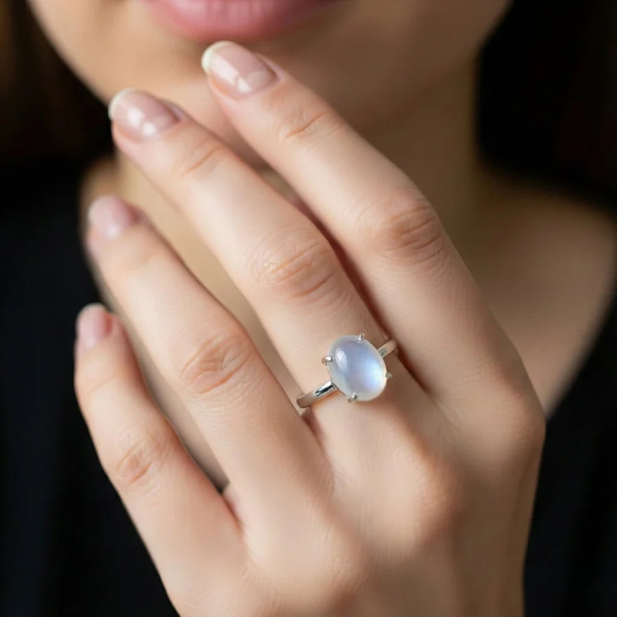 Bague argent pierre de lune portée au majeur. Bague lithothérapie.