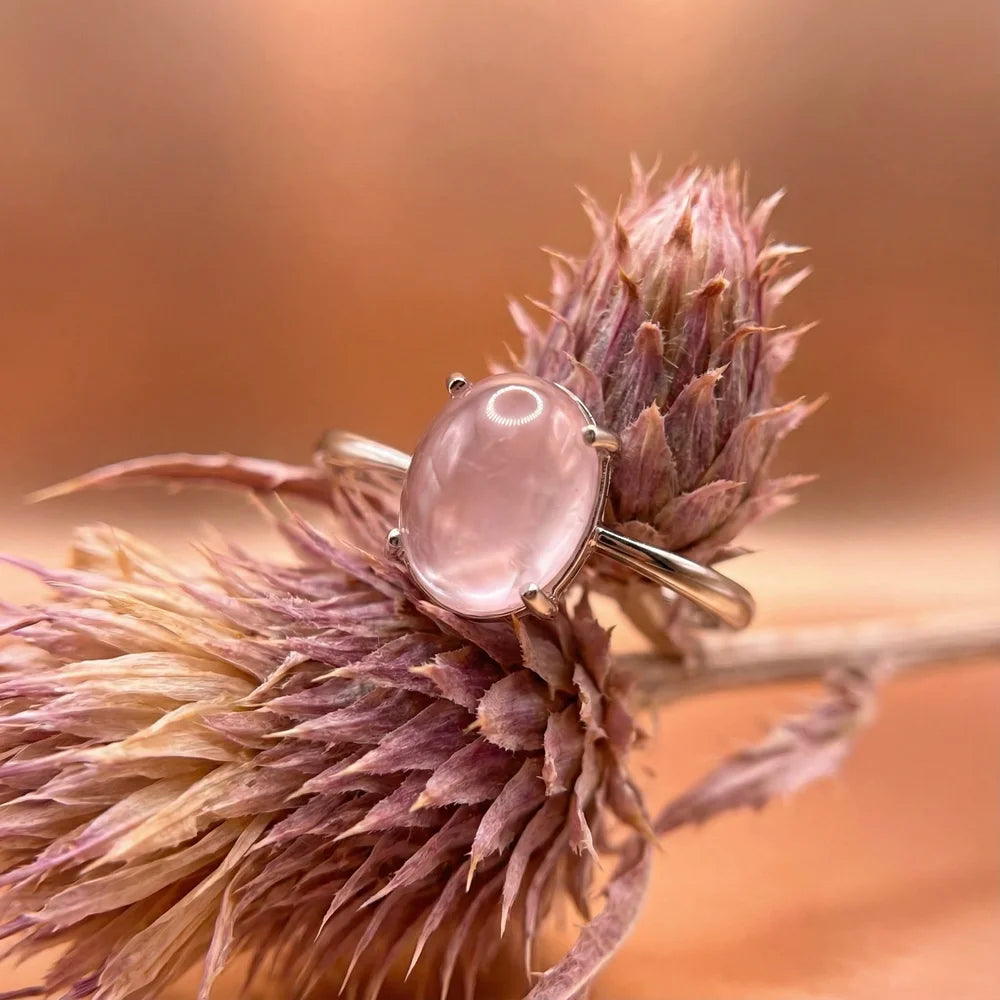 Gros plan sur le quartz rose de la bague Aura, pierre lisse, laiteuse et naturelle.