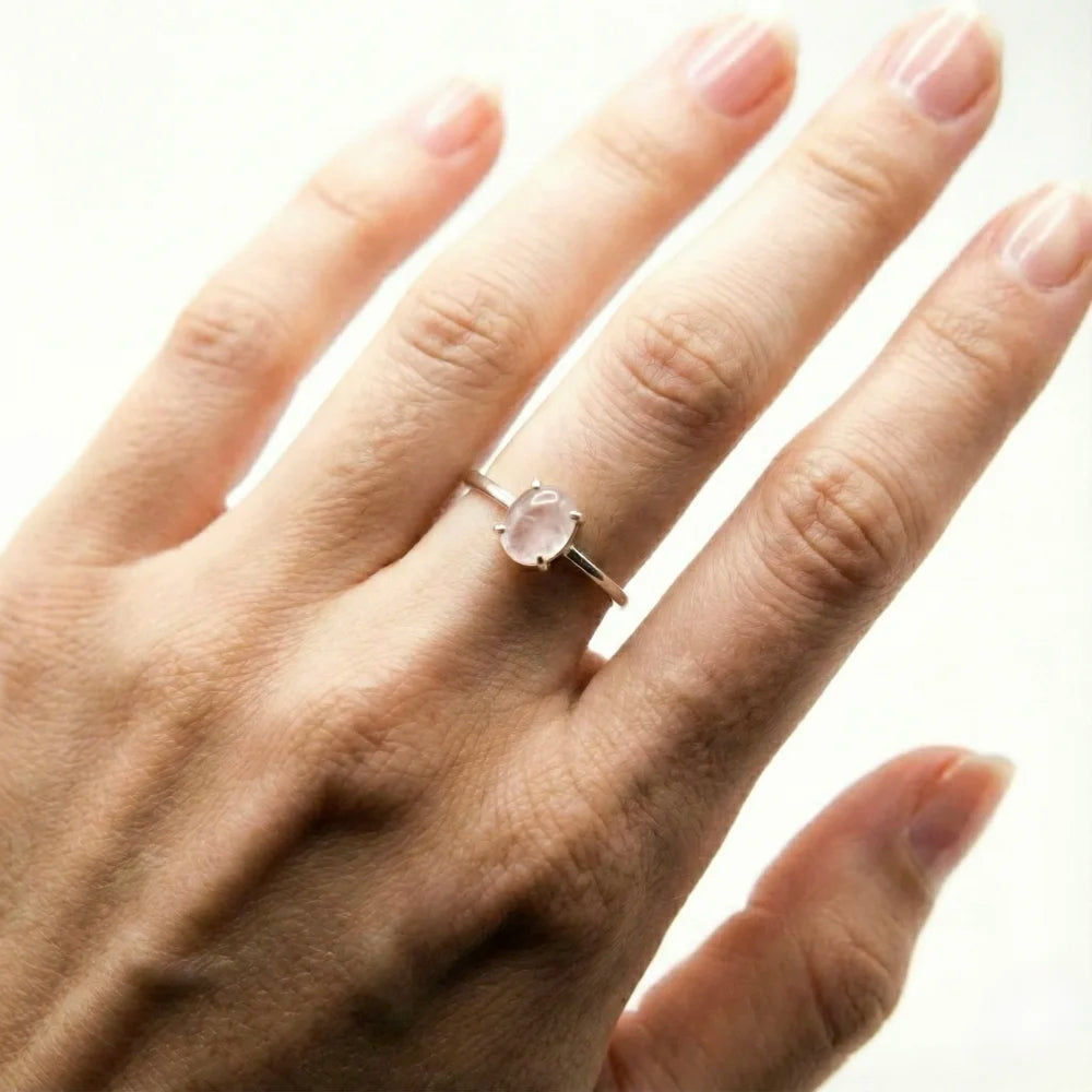 Bague quartz rose argent portée au majeur, bijou femme douceur et amour.