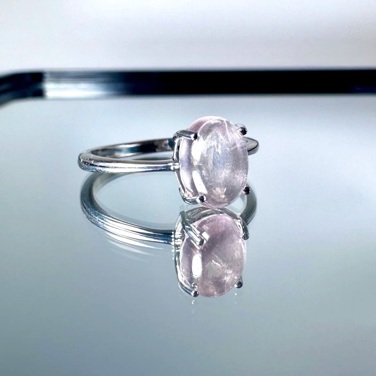 Bague en quartz rose véritable sertie griffe sur argent massif, couleur rose poudré.
