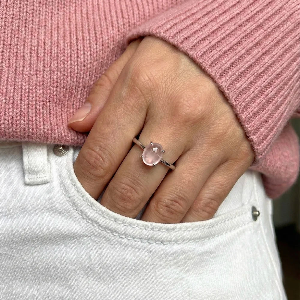 bague quartz rose portée, lifestyle féminin et doux. 