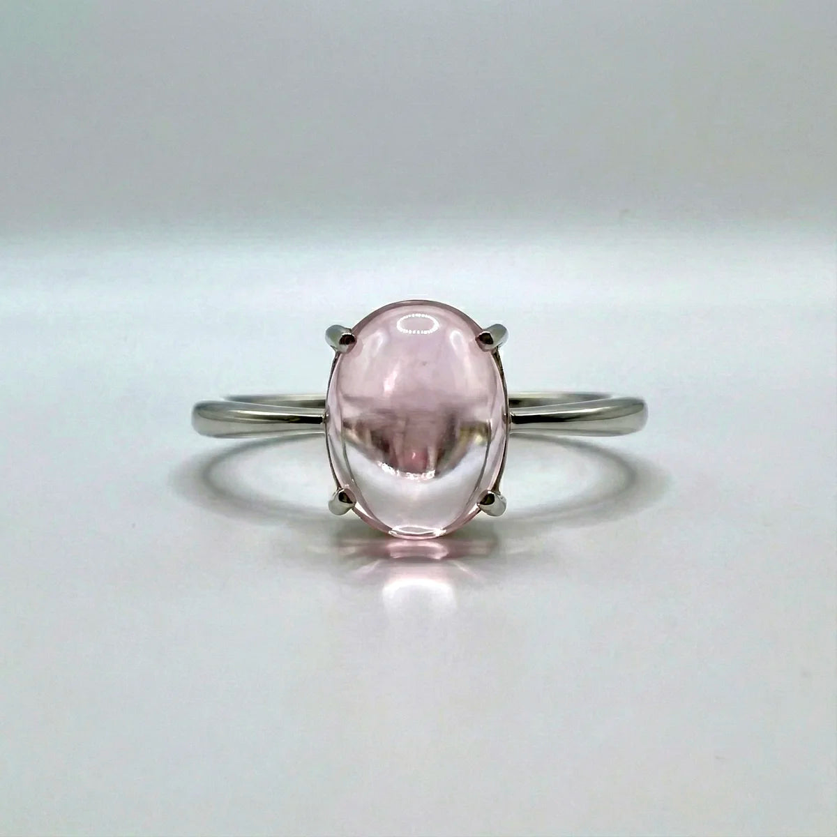 Bague quartz rose naturelle Aura Rose, taille cabochon ovale sur monture argent 925.