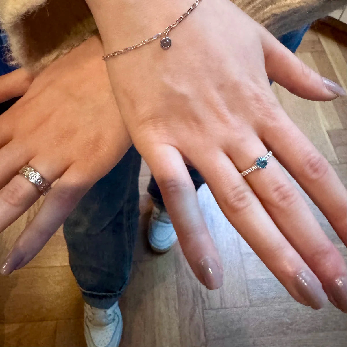 Bague solitaire minimaliste Topaze bleue portée, évoquant la clarté et la douceur du ciel.