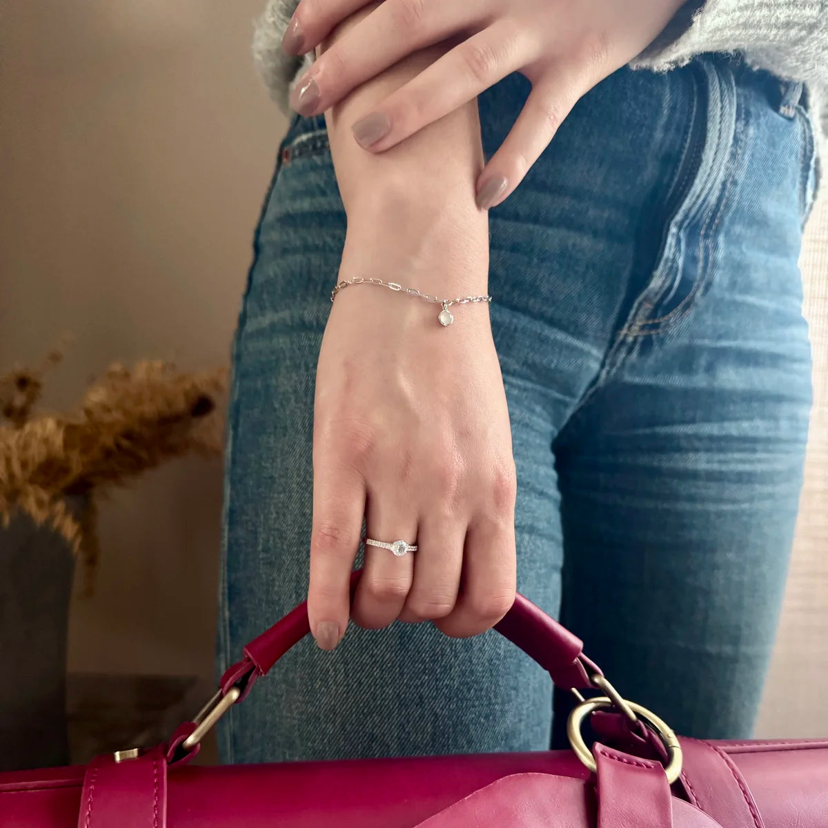 Vue de face d'une bague solitaire fine, design épuré rehaussant la Pierre de Lune. 